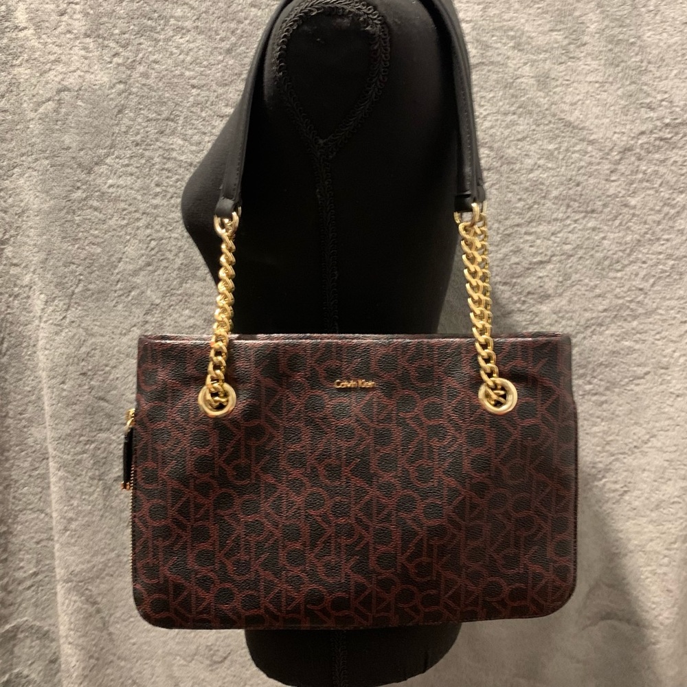 Calvin Klein Gold Chain Shoulder Bag With A Red Monogram Logo And Zipper - Picture 9 of 10
